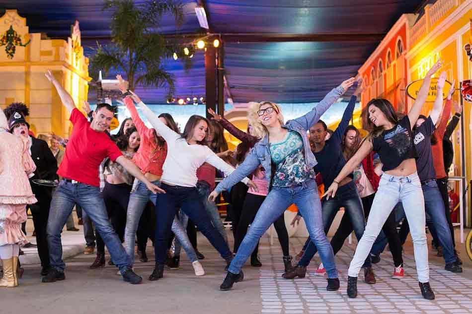 La fiesta de Navidad de la empresa. Divertirse y bailar. Amigos bailando