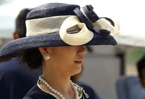 Elegante sombrero para las carreras de Ascot. Elegir entre sombrero o tocado