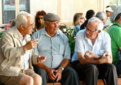 Conversar. Platicar, Lagos, Algarve, Portugal. Grupo de hombres charlando.