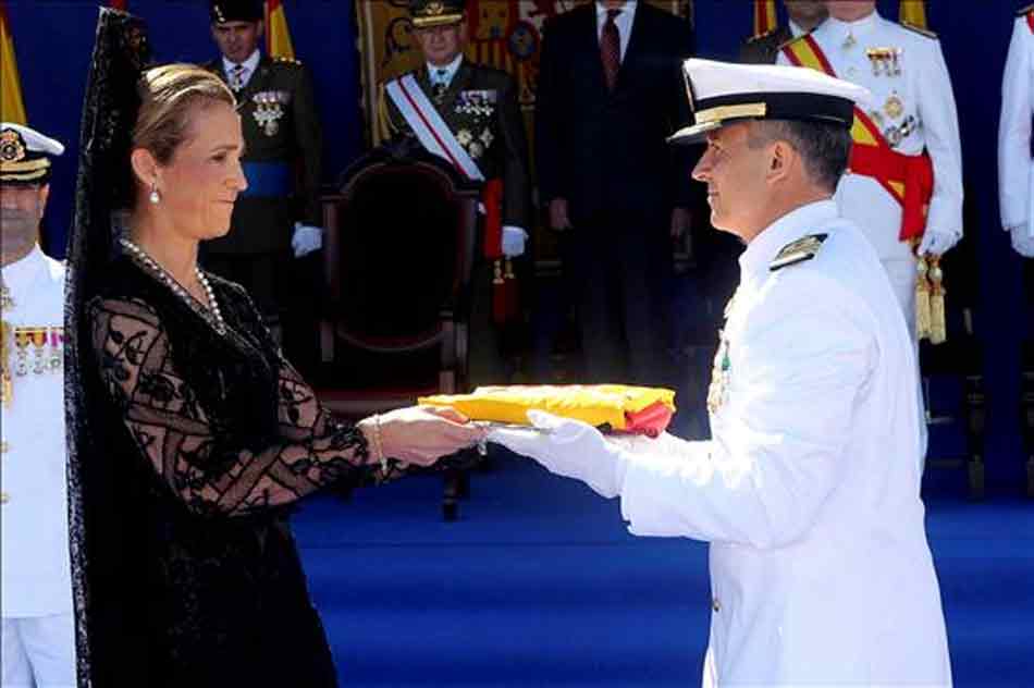 La mantilla. Cómo y cuándo se utiliza. La Infanta Doña Elena, entrega de la Bandera de Combate a la fragata 'Méndez Núñez'