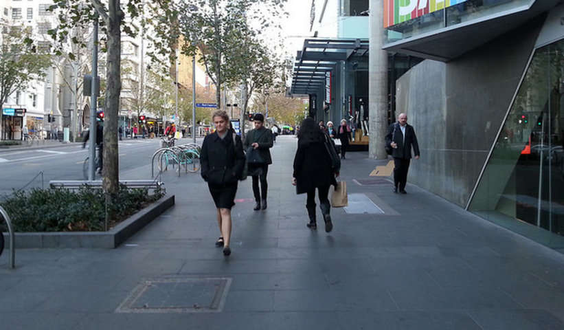 Caminando por Swanston Street en Melbourne, Australia.