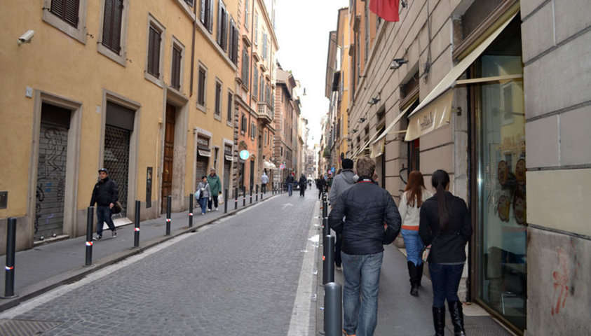 Andar por la calle de una gran ciudad.