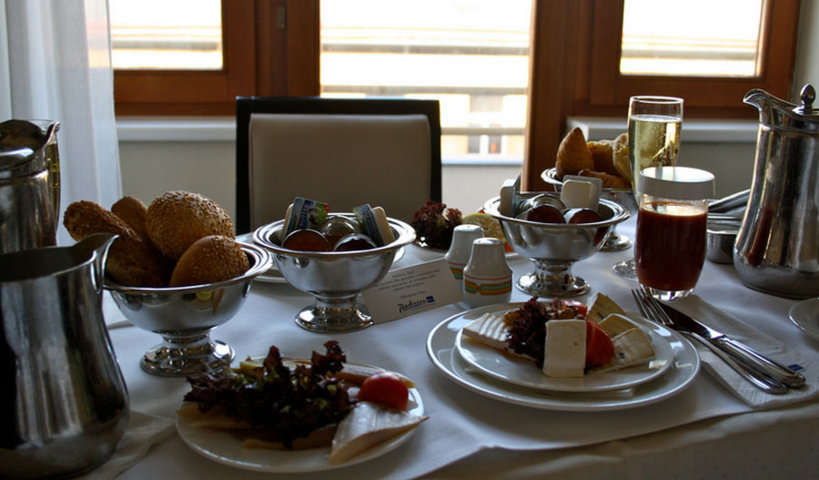 Mesa preparada para un desayuno.