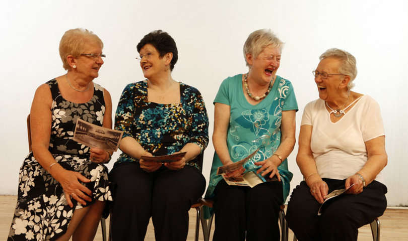 Unas amigas riéndose. Glasgow.