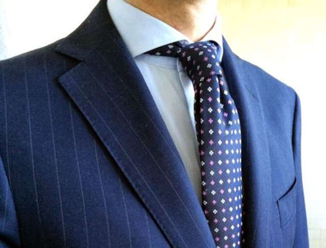Vestir una corbata.