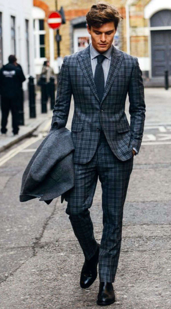 Traje. Vestir una corbata de forma correcta.