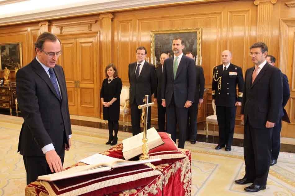 Juramento o promesa ante Su Majestad el Rey del nuevo ministro de Sanidad, Servicios Sociales e Igualdad, Don Alfonso Alonso Aranegui