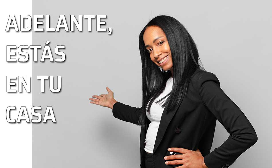 Una mujer invita a entrar en su casa