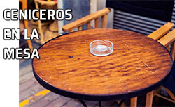 Un cenicero sobre la mesa de un bar