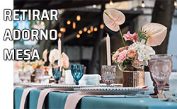 Mesa elegantemente adorna con centros de flores