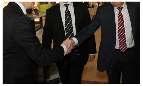 Saludo. Dar la mano en el trabajo.
