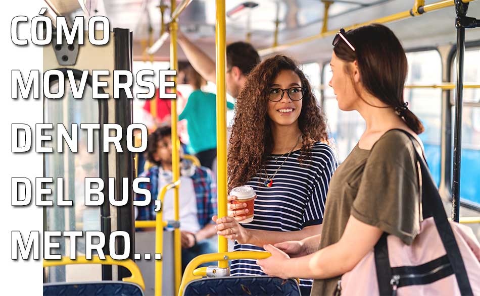 Dos mujeres charlan dentro de un autobús