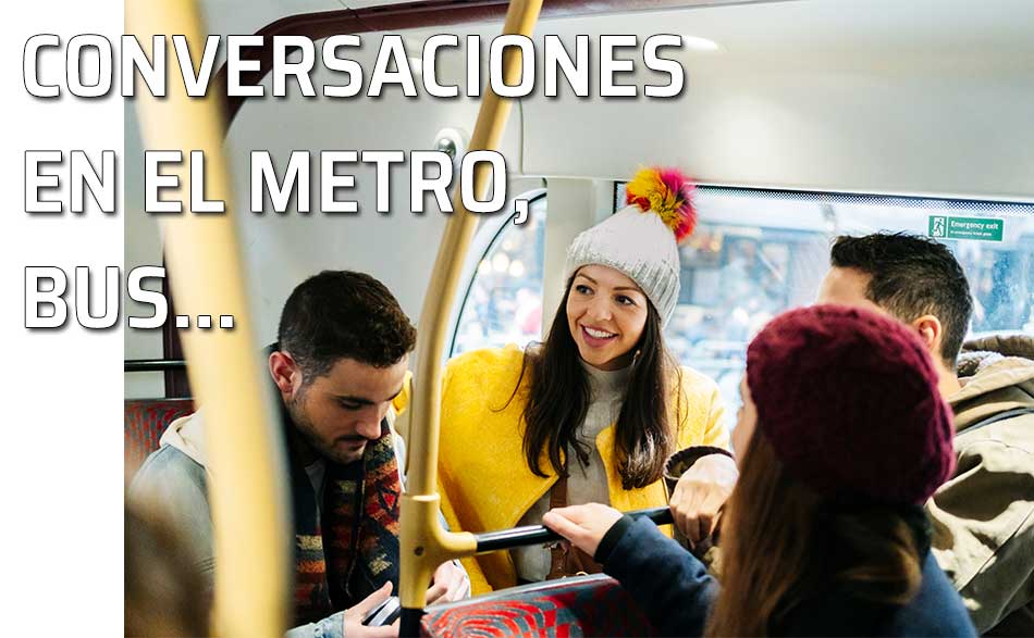 Grupo de amigos conversan dentro de un autobús