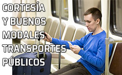Joven viaja en el metro con su maleta