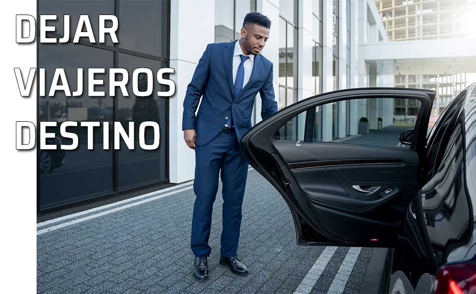 Un hombre abre amablemente la puerta del coche para que bajen los pasajeros