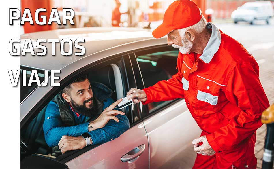 Un hombre paga el llenado de gasolina de su coche