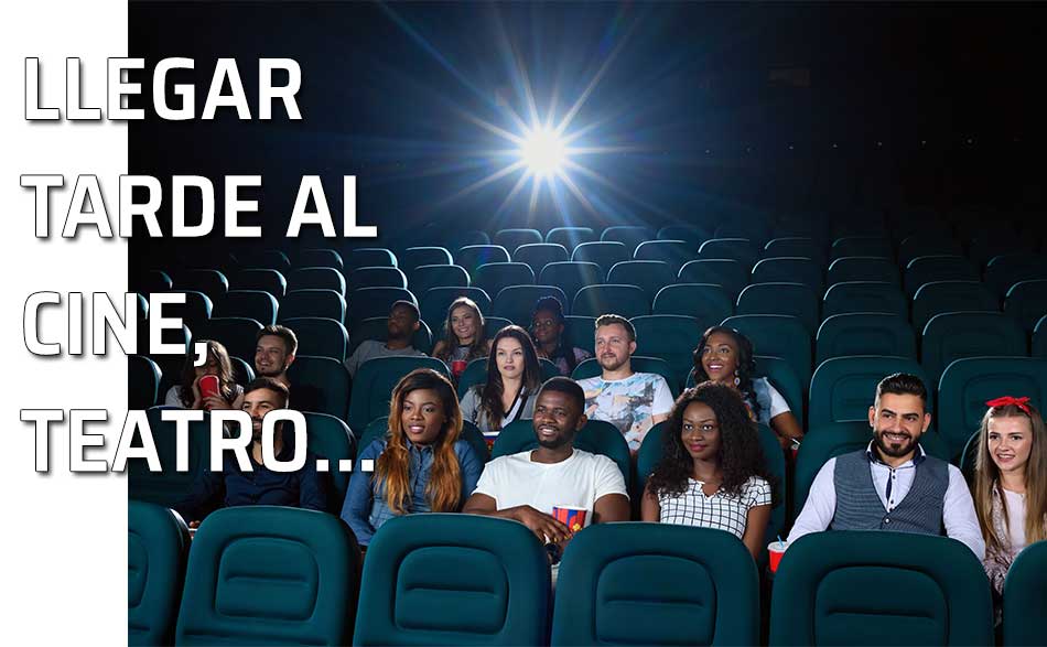 Espectadores viendo una película en un cine