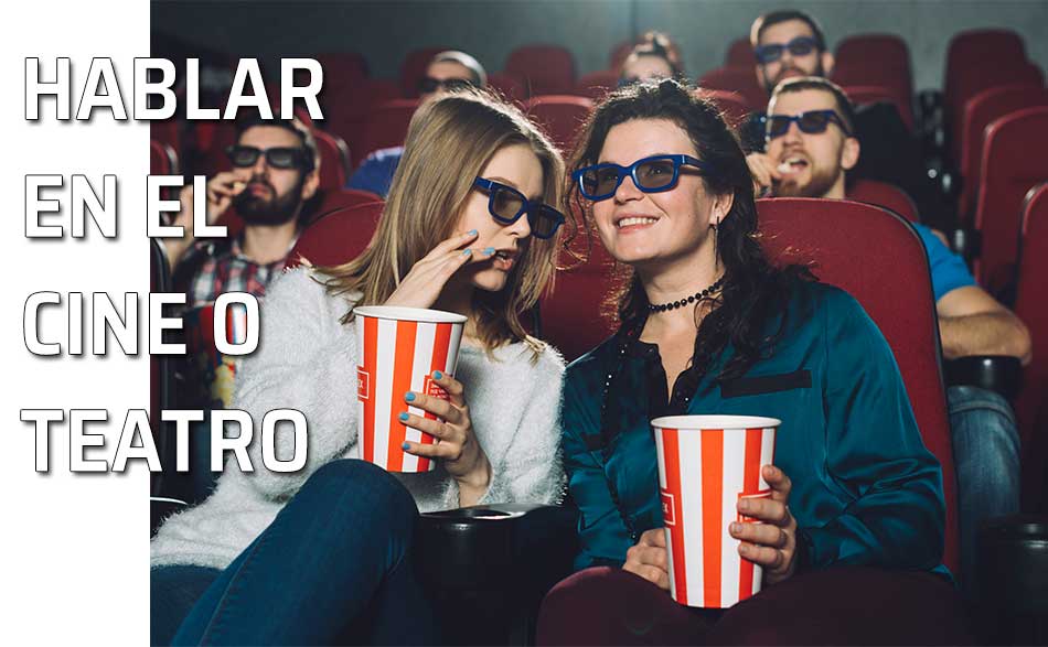 Dos mujeres hablan en el cine