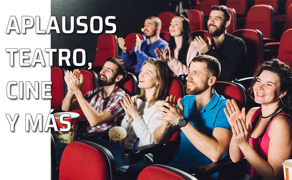 Un grupo de espectadores aplaude durante una proyección de cine