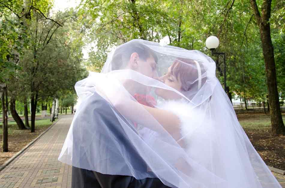 Vestido con velo o sin velos. Novios debajo del velo de la novia