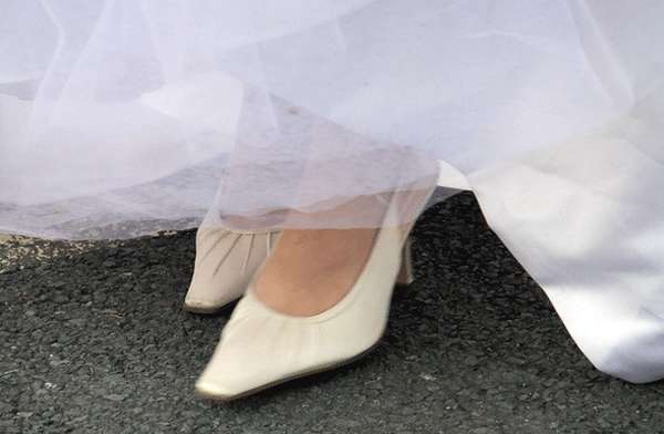 Detalle de los zapatos de una novia.