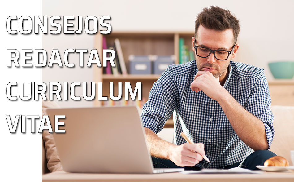 Un hombre redacta su Curriculum Vitae