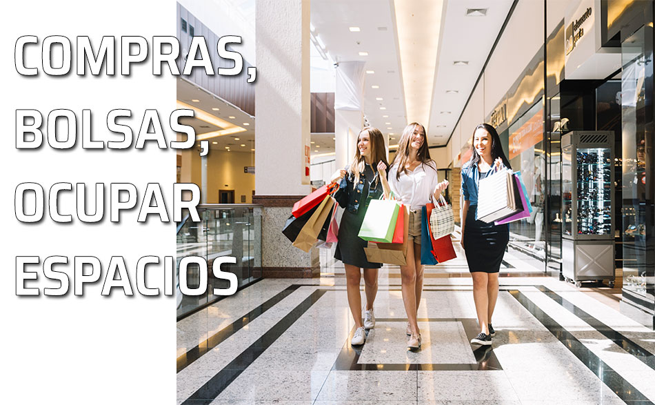 Mujeres ocupan espacio de un centro comercial con sus bolsas y caminando en paralelo