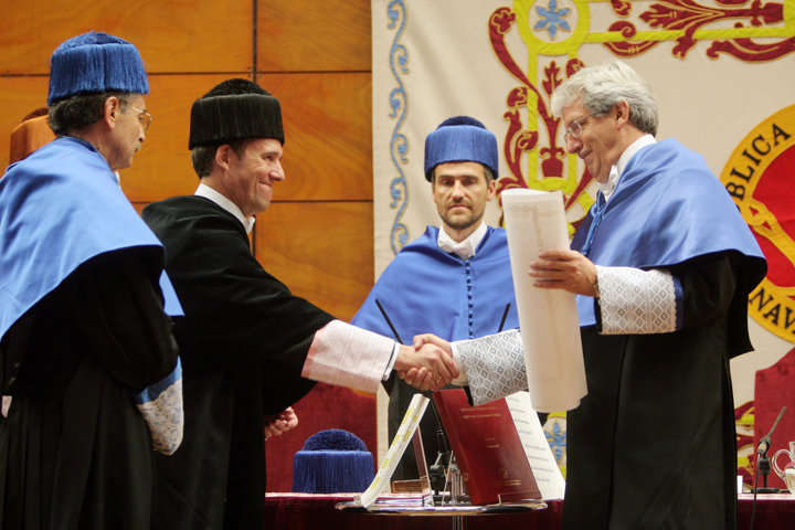 Universidad Pública de Navarra - Investura Doctor Honoris Causa a Pedro María Etxenike Landiribar