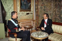 Estilo diplomático en las negociaciones. Su Majestad el Rey conversa con el embajador del Reino de los Países Bajos, Johanes Hendrik Mattheus Van Bonze