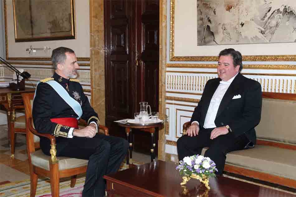 Inmunidades de los agentes diplomáticos. Su Majestad el Rey conversa con el embajador de los Estados Unidos de América, Richard Duke Buchan III