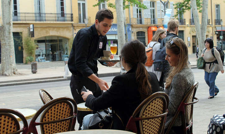Camarero en una cafetería de Francia.
