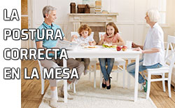 Familia sentada de forma correcta a la mesa