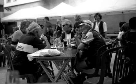 Conversaciones en una terraza.