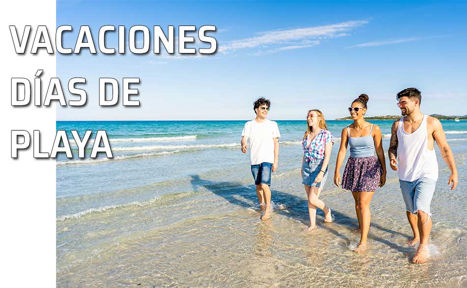 Familia pasea tranquilamente por la orilla de una playa