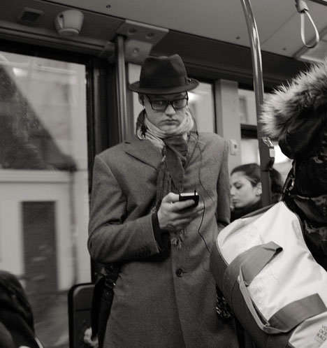 Consultando el móvil en el autobús