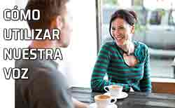 Mujer charla con un hombre