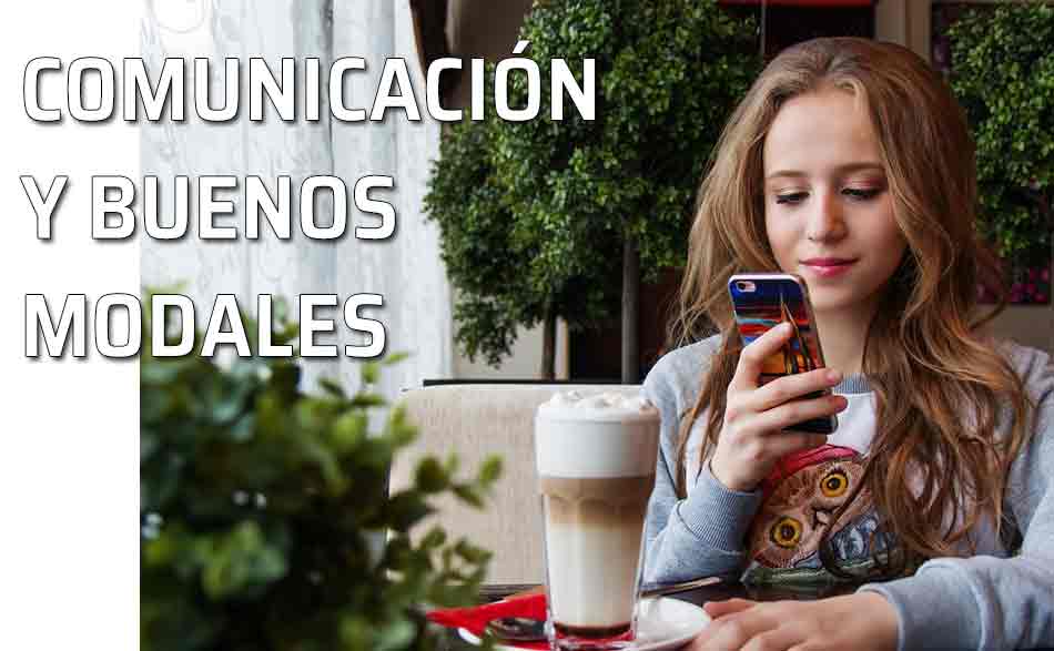 Leyendo mensajes en el móvil-celular