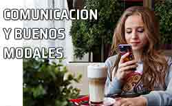 Leyendo mensajes en el móvil-celular