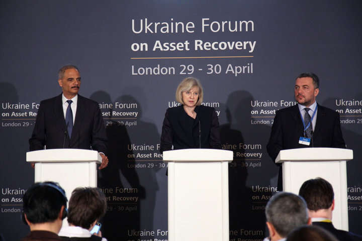 La secretaria de Estado Theresa May (centro) junto con el General Eric Holder (izquierda) y  Oleh Makhnitskyy (derecha)