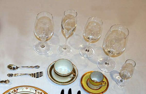 Copas ordenadas en mesa formal