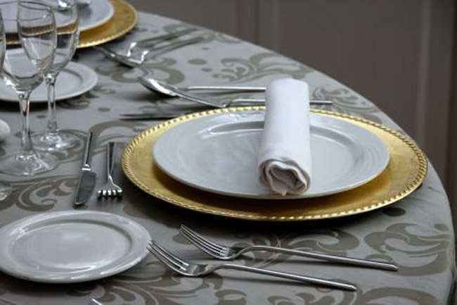 Servicio de mesa con bajo plato