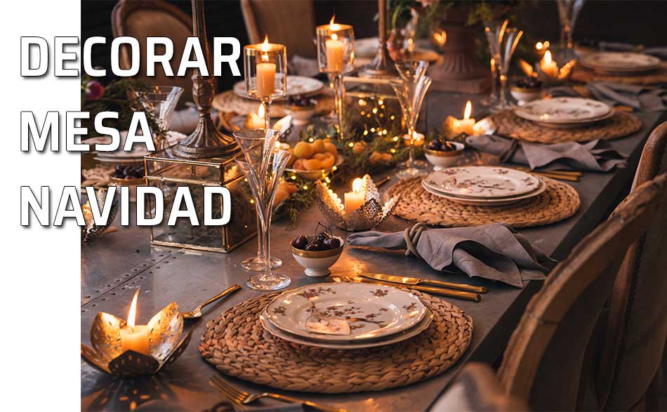 Mesa elegante decorada para una cena de Navidad