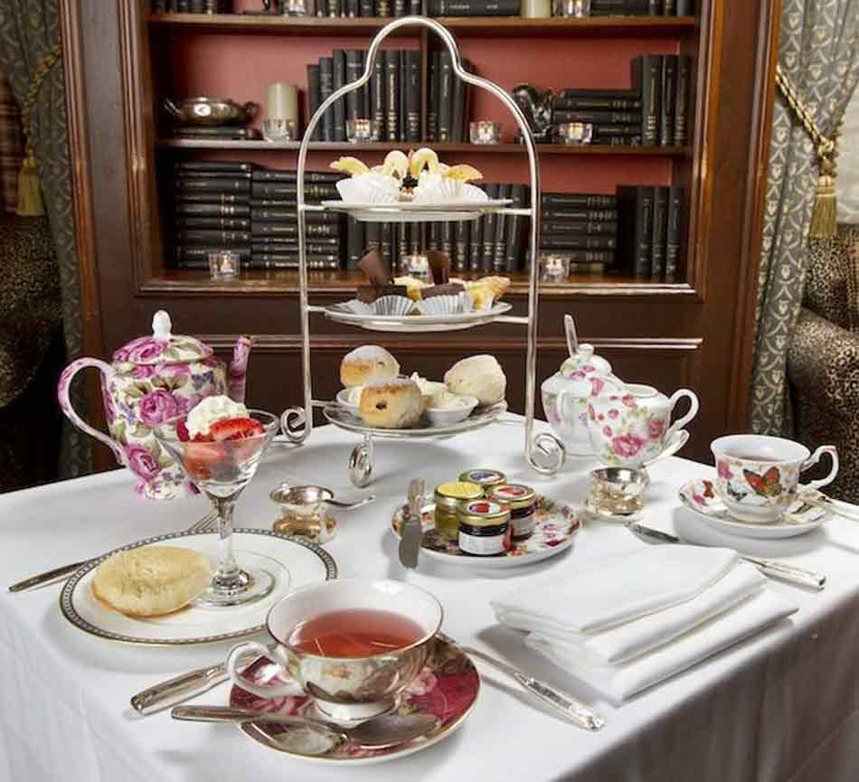 Organizar una mesa de té. Una mesa de té clásico con todo lo necesario