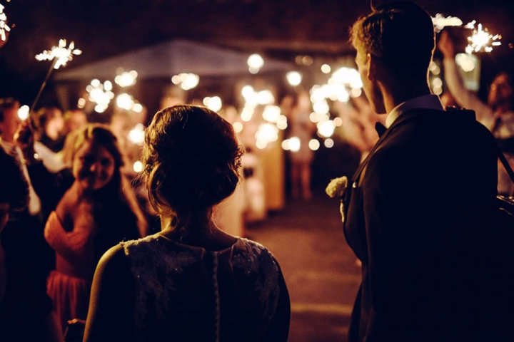 Novios llegando al banquete