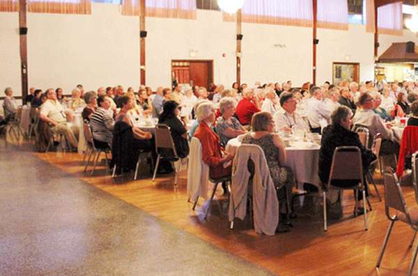 Banquete organizado para escuchar al orador Paul Arculus.