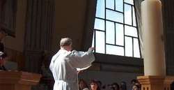 Sacerdote en la iglesia.