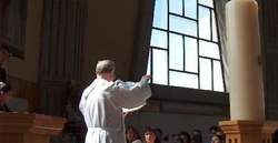 Sacerdote en la iglesia.