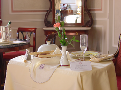 Elegante mesa de comedor ya dispuesta.