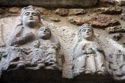 Reyes, portada en piedra de una iglesia