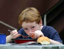 Niño a la hora de comer.